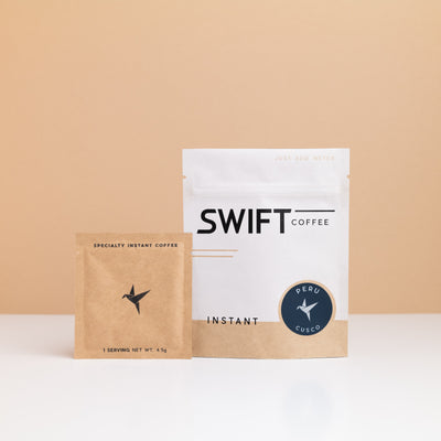 Swift Coffee Peru – Cusco instant coffee: white pouch with a blue Peru Cusco label and a kraft single-serve sachet