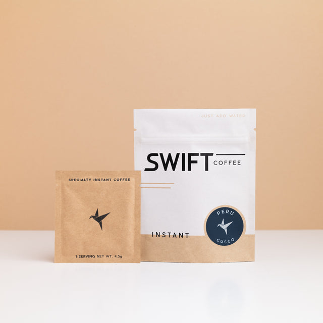 Swift Coffee Peru – Cusco instant coffee: white pouch with a blue Peru Cusco label and a kraft single-serve sachet